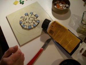 Příprava k lepení mozaiky